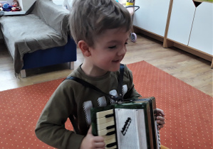 Dziecko gra na akordeonie